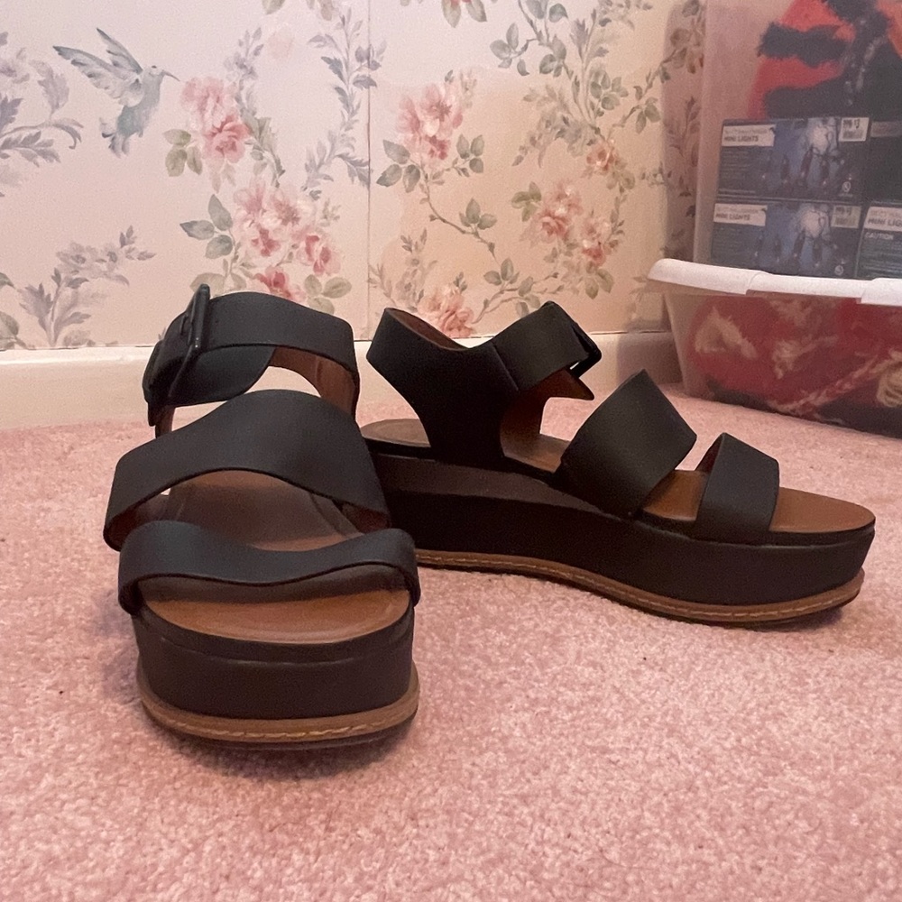 Naturalized black wedges sandals